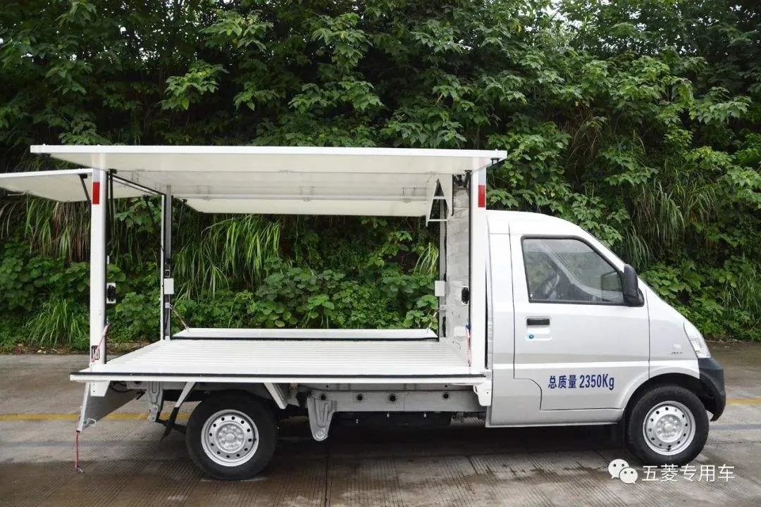 開著五菱翼，賣著源碼燈，地攤致富新方式