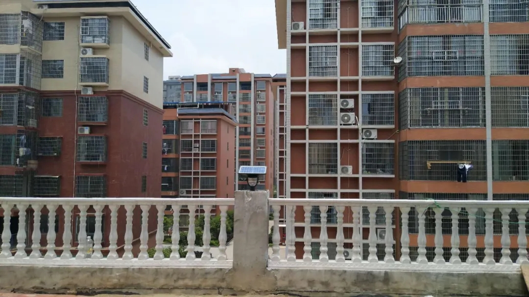 開著五菱翼，賣著源碼燈，地攤致富新方式