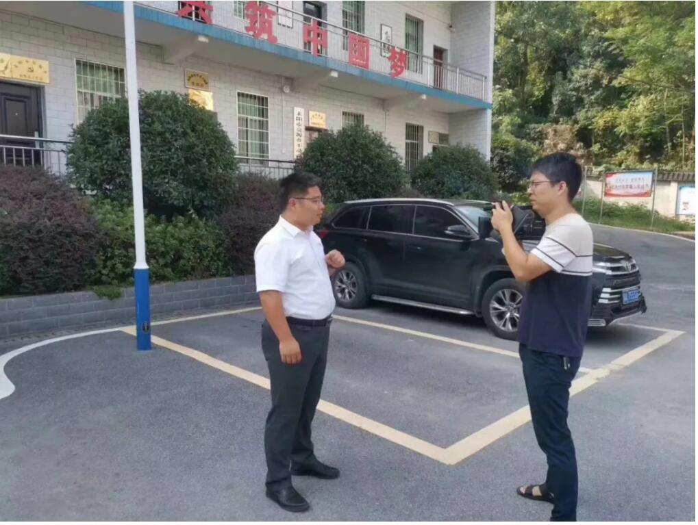 源碼愛心捐贈太陽能智慧路燈，照亮亮源鄉(xiāng)精準(zhǔn)扶貧路